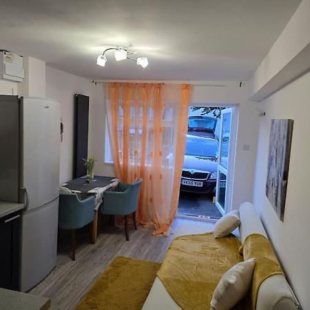 Hucclecote Cozy Flat 1 Bedroom מראה חיצוני תמונה