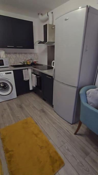 Hucclecote Cozy Flat 1 Bedroom מראה חיצוני תמונה