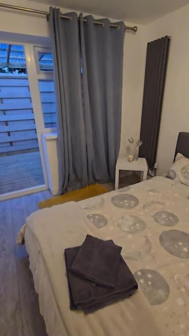 Hucclecote Cozy Flat 1 Bedroom מראה חיצוני תמונה