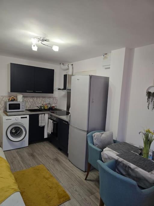 Hucclecote Cozy Flat 1 Bedroom מראה חיצוני תמונה