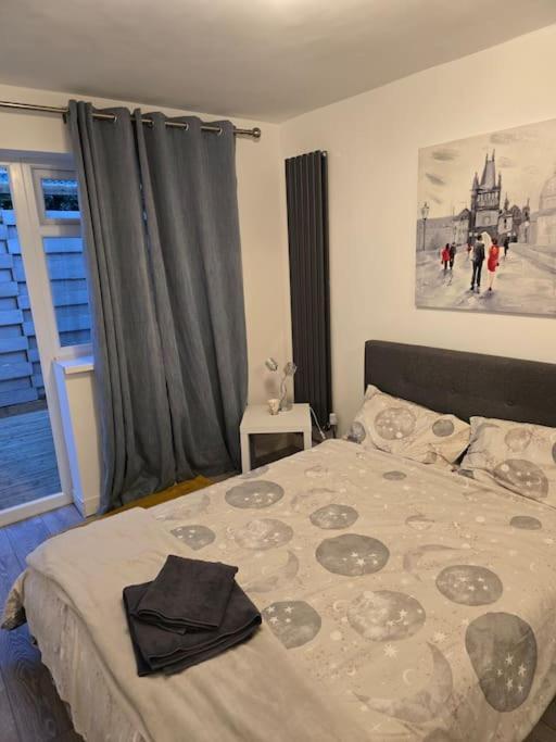 Hucclecote Cozy Flat 1 Bedroom מראה חיצוני תמונה