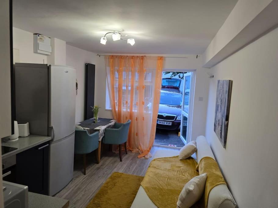 Hucclecote Cozy Flat 1 Bedroom מראה חיצוני תמונה